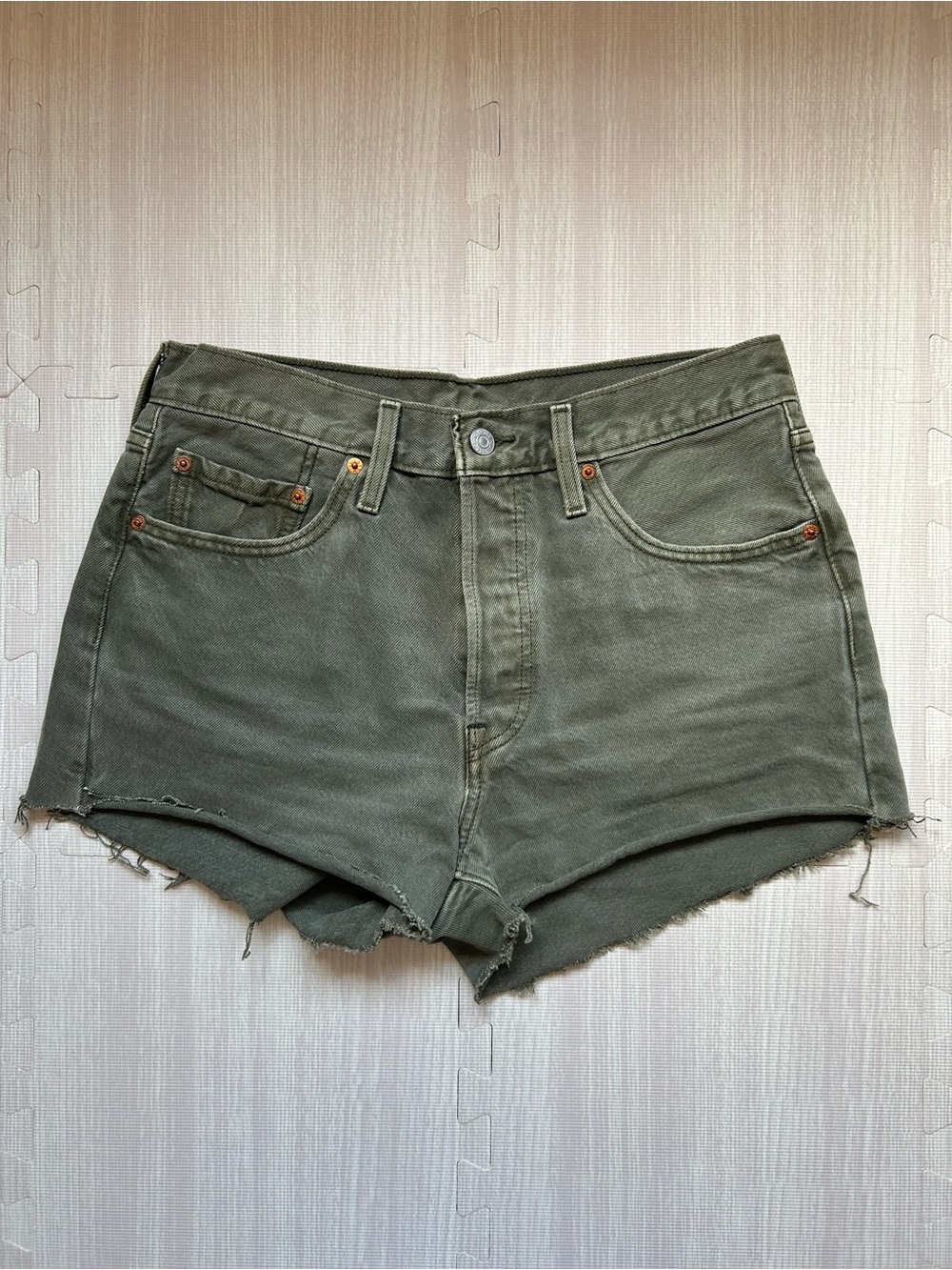 Levi's Women's High Rise Raw Hem Denim Shorts in Olive/Sage Green. Sz 29